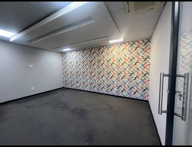 90M² OFFICE TO LET IN HYDE PARK